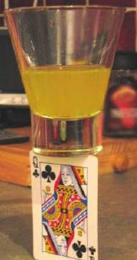 Ly đứng trên lá bài